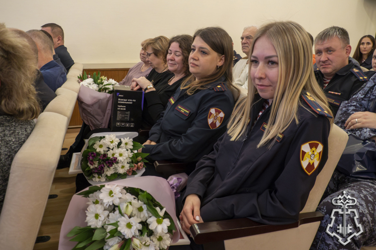 В Санкт-Петербурге в Управлении вневедомственной охраны состоялось торжественное совещание, посвященное 73-й годовщине со Дня образования службы 