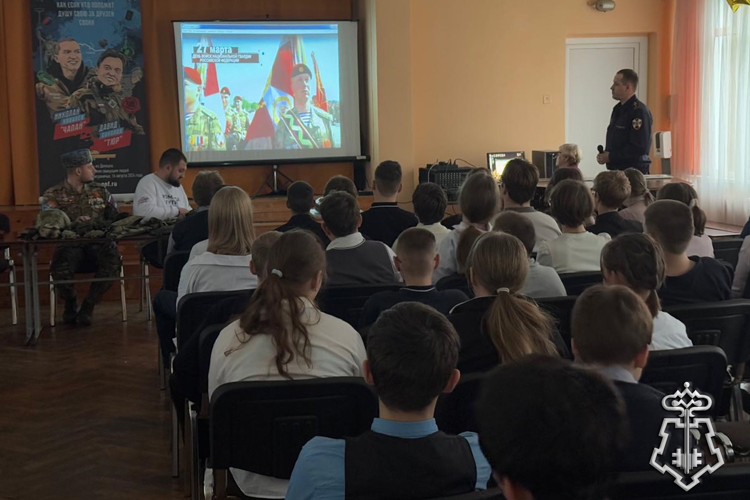 В Петербурге росгвардейцы совместно с представителем Северо-Западного казачьего войска провели урок мужества для учащихся