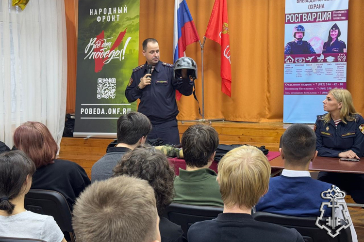 В Петербурге росгвардейцы совместно с представителем Северо-Западного казачьего войска провели урок мужества для учащихся