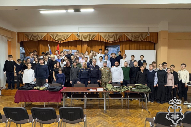 В Петербурге росгвардейцы совместно с представителем Северо-Западного казачьего войска провели урок мужества для учащихся