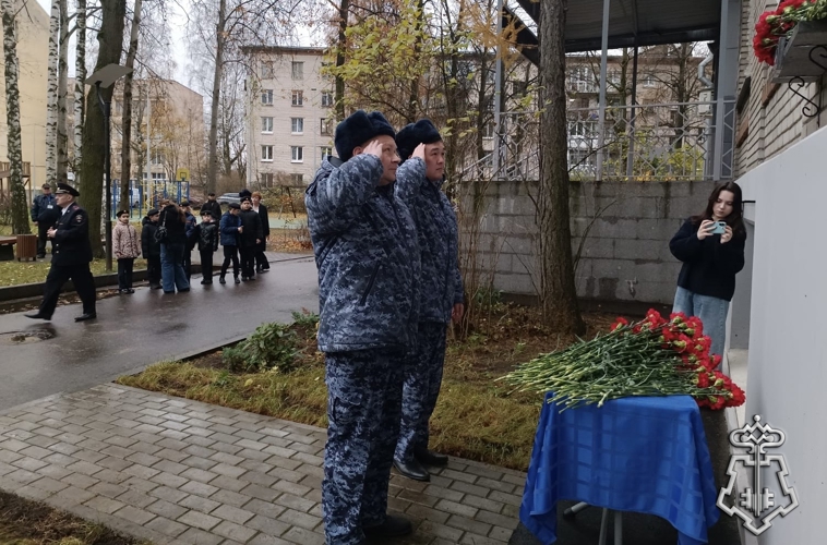  В Санкт-Петербурге представители Росгвардии почтили память героя специальной военной операции Василия Бакулина