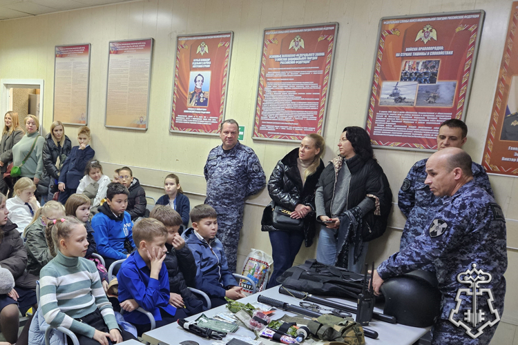В Кировском районе Петербурга сотрудники Росгвардии в рамках Дня призывника провели урок мужества для воспитанников местной школы