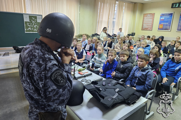 В Кировском районе Петербурга сотрудники Росгвардии в рамках Дня призывника провели урок мужества для воспитанников местной школы