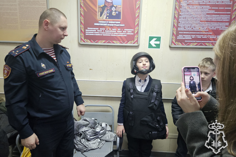 В Кировском районе Петербурга сотрудники Росгвардии в рамках Дня призывника провели урок мужества для воспитанников местной школы