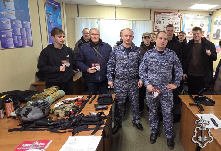 В  Ленинградской области росгвардейцы провели встречу со студентами, посвященную Дню призывника
