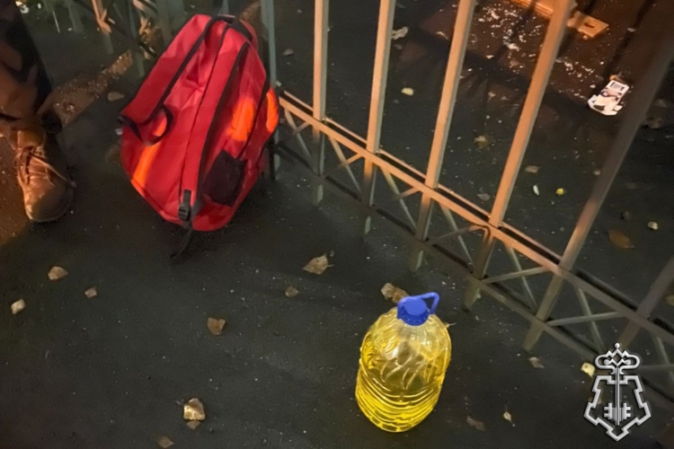 В Санкт-Петербурге сотрудники Росгвардии задержали злоумышленника, планировавшего поджечь служебный транспорт