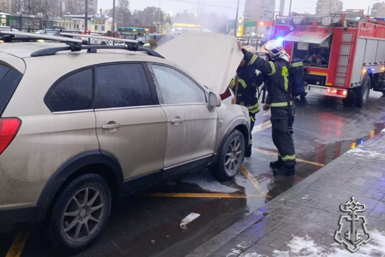 В Петербурге росгвардейцы пришли на помощь водителю и локализовали возгорание в моторном отсеке иномарки