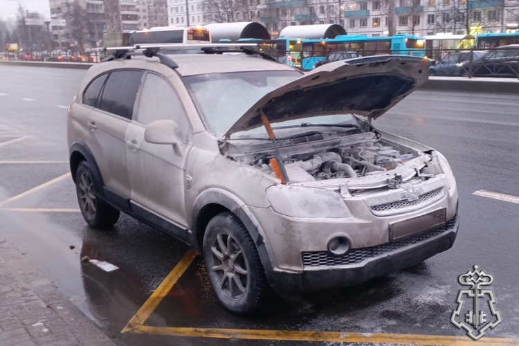 В Петербурге росгвардейцы пришли на помощь водителю и локализовали возгорание в моторном отсеке иномарки