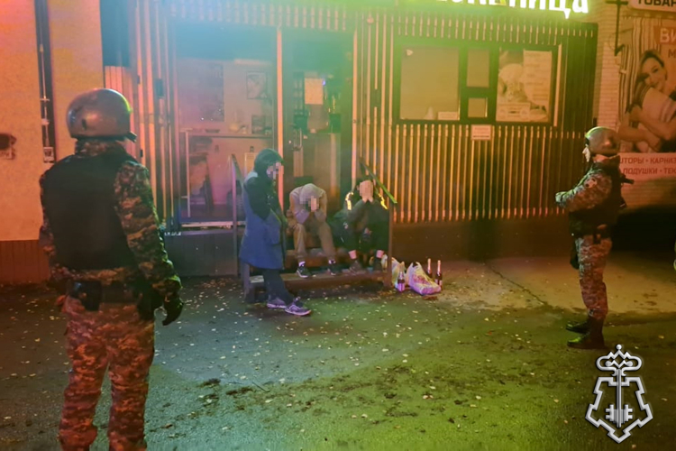 В Ленинградской области сотрудники Росгвардии с поличным задержали правонарушителей, проникших с целью кражи в магазин