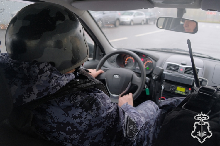 В Петербурге сотрудники Росгвардии задержали правонарушителя, нанесшего ножевое ранение мужчине, заступившемуся за девушку (ВИДЕО)