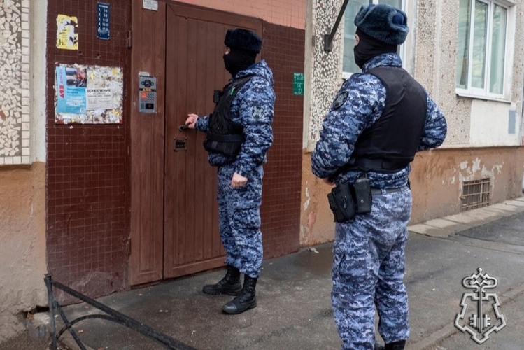 Сотрудники Росгвардии задержали жителя Невского района Петербурга, воспользовавшегося ножом во время ссоры со своим отцом