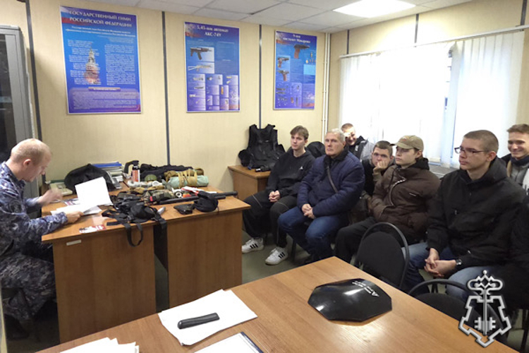 В  Ленинградской области росгвардейцы провели встречу со студентами, посвященную Дню призывника