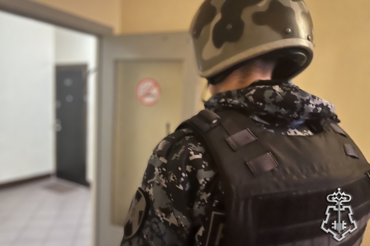 В Санкт-Петербурге сотрудники Росгвардии совместно с полицейскими обнаружили и передали медикам женщину и подростка с ножевыми ранениями