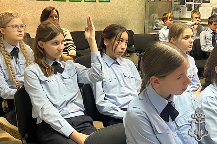 Накануне Дня призывника представители вневедомственной охраны провели встречу с учащимися кадетского класса Росгвардии