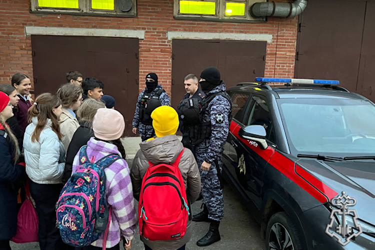 Накануне Дня призывника представители вневедомственной охраны провели встречу с учащимися кадетского класса Росгвардии