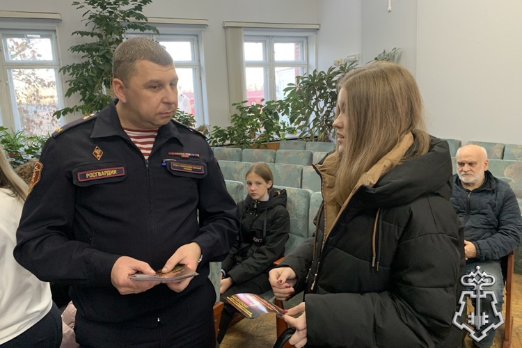 В преддверии Дня призывника сотрудники Росгвардии пригласили в гости петербургских учащихся и студентов