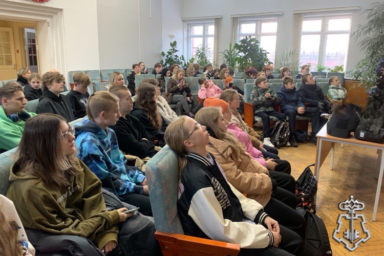 В преддверии Дня призывника сотрудники Росгвардии пригласили в гости петербургских учащихся и студентов