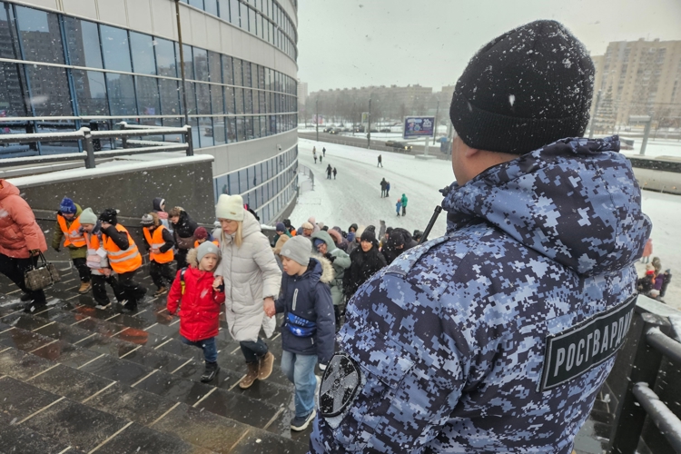 В Санкт-Петербурге сотрудники Росгвардии обеспечивают безопасность во время проведения Губернаторской ёлки