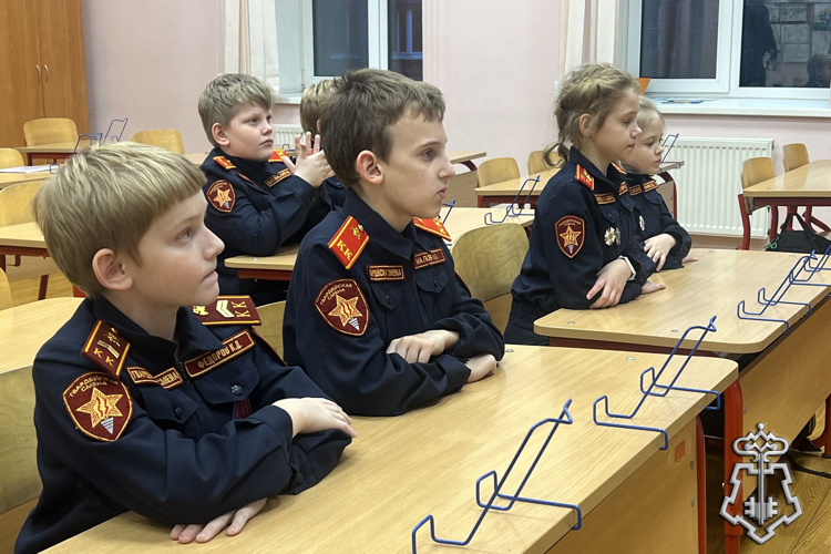 В Санкт-Петербурге  сотрудники Росгвардии провели урок мужества для учащихся подшефного кадетского класса, посвященный Дню Героев Отечества 