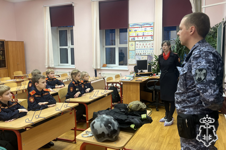 В Санкт-Петербурге сотрудники Росгвардии провели урок мужества для учащихся подшефного кадетского класса, посвященный Дню Героев Отечества