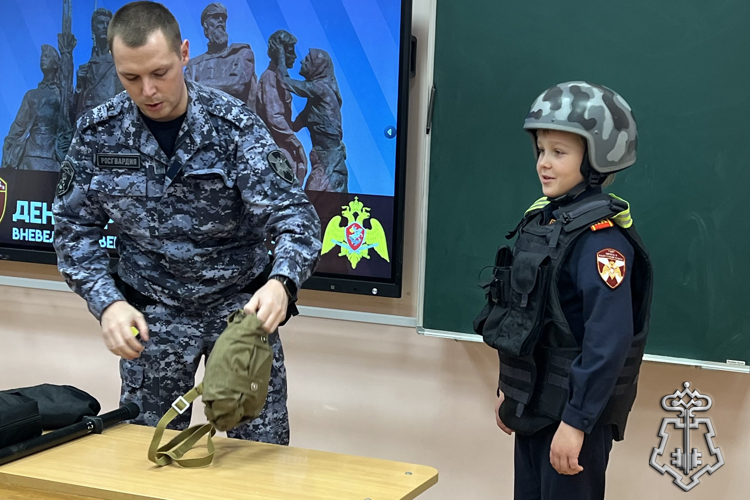 В Санкт-Петербурге  сотрудники Росгвардии провели урок мужества для учащихся подшефного кадетского класса, посвященный Дню Героев Отечества 