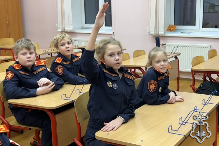 В Санкт-Петербурге  сотрудники Росгвардии провели урок мужества для учащихся подшефного кадетского класса, посвященный Дню Героев Отечества 