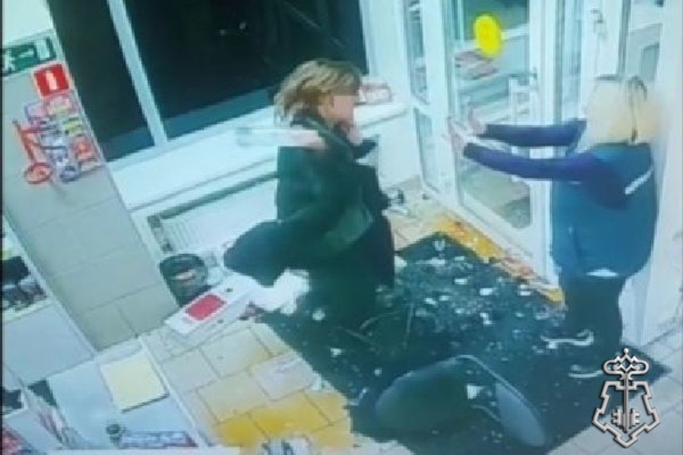В Санкт-Петербурге сотрудники Росгвардии задержали правонарушительницу, устроившую погром в супермаркете