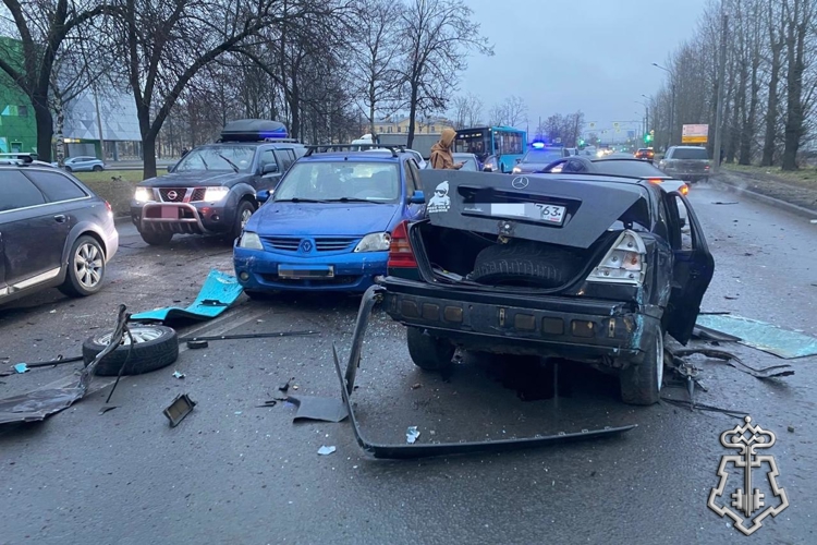 В Санкт-Петербурге сотрудник Росгвардии вызвал спасателей на место дорожной аварии с участием иномарки и лазурного автобуса