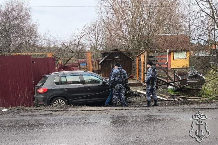 В Ленинградской области росгвардейцы пришли на помощь попавшему в ДТП водителю и вызвали на место аварии спасателей