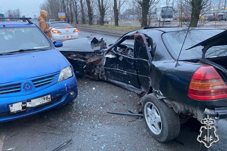 В Санкт-Петербурге сотрудник Росгвардии вызвал спасателей на место дорожной аварии с участием иномарки и лазурного автобуса 