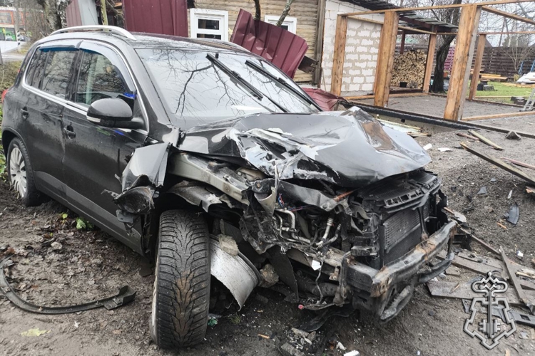 В Ленинградской области росгвардейцы пришли на помощь попавшему в ДТП водителю и вызвали на место аварии спасателей