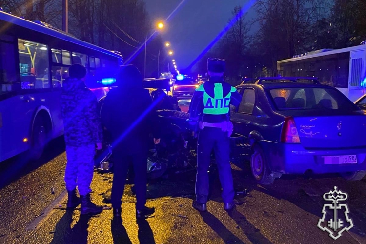 В Санкт-Петербурге сотрудник Росгвардии вызвал спасателей на место дорожной аварии с участием иномарки и лазурного автобуса 