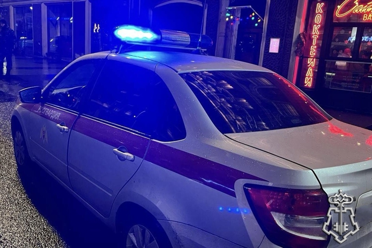 В Санкт-Петербурге наряд Росгвардии задержал вооруженного ножом дебошира, угрожавшего персоналу бара 