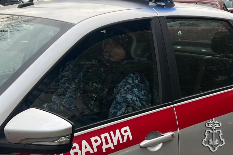 Во Фрунзенском районе Петербурга сотрудники Росгвардии задержали правонарушителя, напавшего на водителя во дворе жилого дома