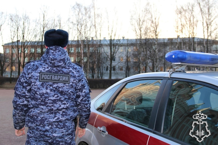 В Санкт-Петербурге наряд Росгвардии задержал гражданку, ударившую ножницами своего мужа и пытавшуюся скрыться с места происшествия
