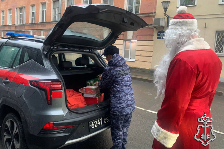 В преддверии Нового года представители Росгвардии организовали благотворительную акцию «Елка желаний» для подопечных Детского хосписа (ВИДЕО)