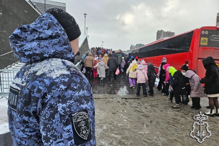 В Санкт-Петербурге сотрудники Росгвардии обеспечивают безопасность во время проведения Губернаторской ёлки