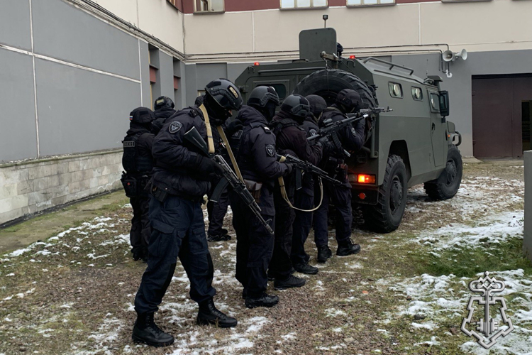 В Санкт-Петербурге росгвардейцы провели занятия по нейтрализации вооруженных преступников и освобождению заложников (ВИДЕО)