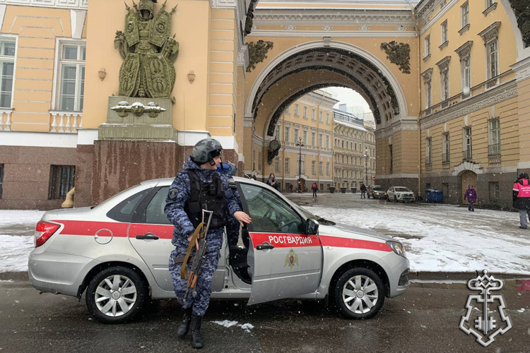 В Петербурге сотрудники Росгвардии провели занятия по нейтрализации вооруженных преступников и освобождению заложника в Главном Штабе Государственного Эрмитажа