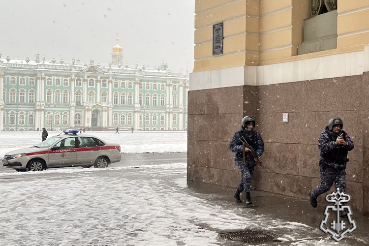 В Петербурге сотрудники Росгвардии провели занятия по нейтрализации вооруженных преступников и освобождению заложника в Главном Штабе Государственного Эрмитажа