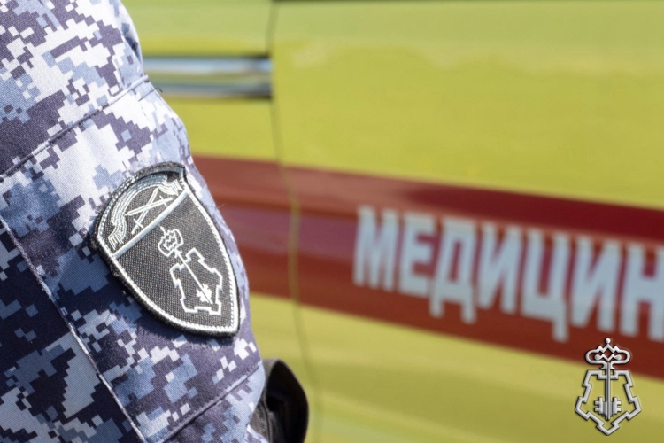 В Невском районе Санкт-Петербурга наряд Росгвардии задержал женщину, напавшую на бригаду скорой помощи
