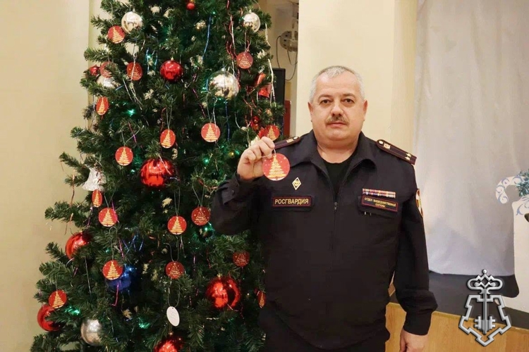 В Ленинградской области сотрудники Росгвардии присоединились к благотворительной акции «Елка желаний