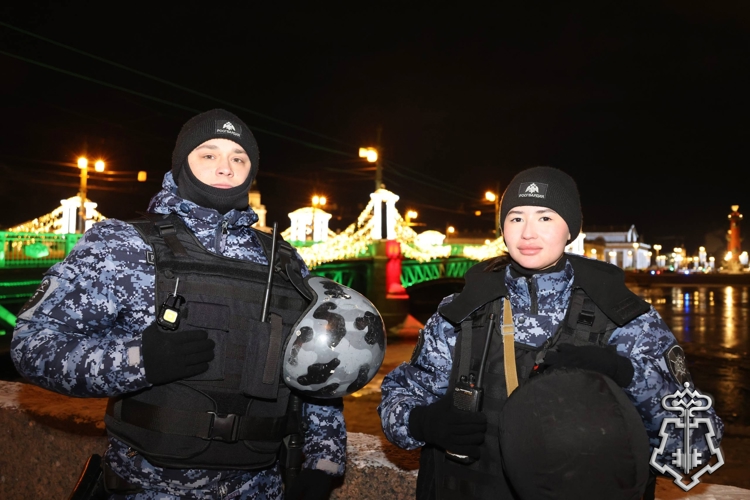 В Санкт-Петербурге на Дворцовой площади и Невском проспекте подразделения росгвардии обеспечили безопасность десятков тысяч жителей и гостей города, отмечающих Новый год.