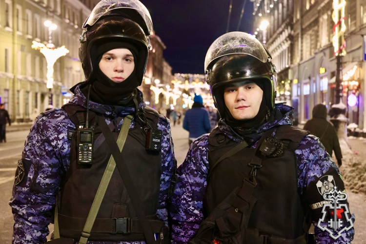 В Санкт-Петербурге на Дворцовой площади и Невском проспекте подразделения росгвардии обеспечили безопасность десятков тысяч жителей и гостей города, отмечающих Новый год.