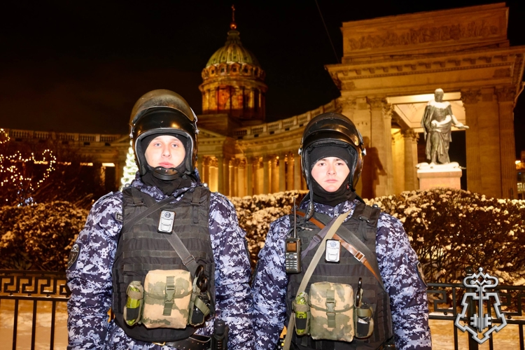 В Санкт-Петербурге на Дворцовой площади и Невском проспекте подразделения росгвардии обеспечили безопасность десятков тысяч жителей и гостей города, отмечающих Новый год.
