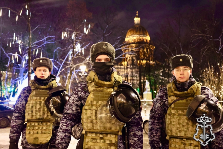 В Санкт-Петербурге на Дворцовой площади и Невском проспекте подразделения росгвардии обеспечили безопасность десятков тысяч жителей и гостей города, отмечающих Новый год.