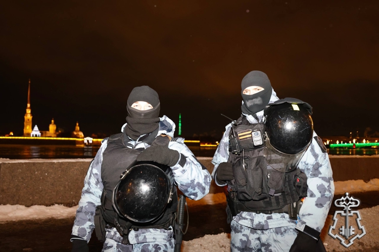 В Санкт-Петербурге на Дворцовой площади и Невском проспекте подразделения росгвардии обеспечили безопасность десятков тысяч жителей и гостей города, отмечающих Новый год.