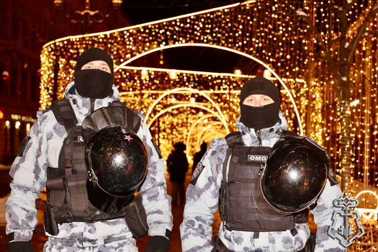 В Санкт-Петербурге на Дворцовой площади и Невском проспекте подразделения росгвардии обеспечили безопасность десятков тысяч жителей и гостей города, отмечающих Новый год.