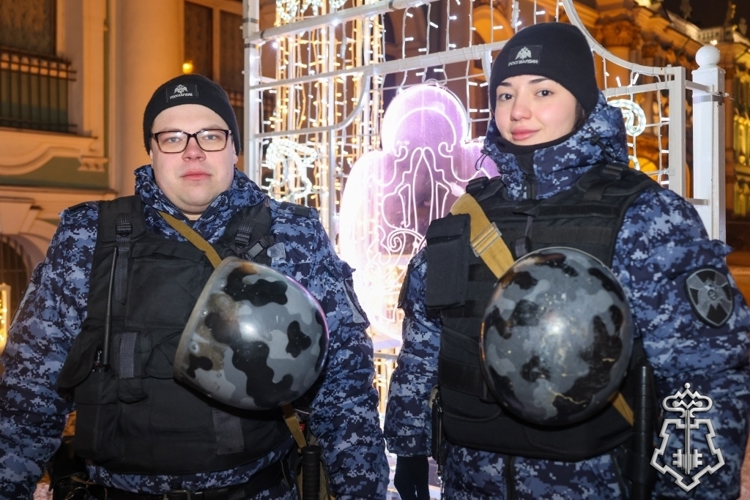 В Санкт-Петербурге на Дворцовой площади и Невском проспекте подразделения росгвардии обеспечили безопасность десятков тысяч жителей и гостей города, отмечающих Новый год.