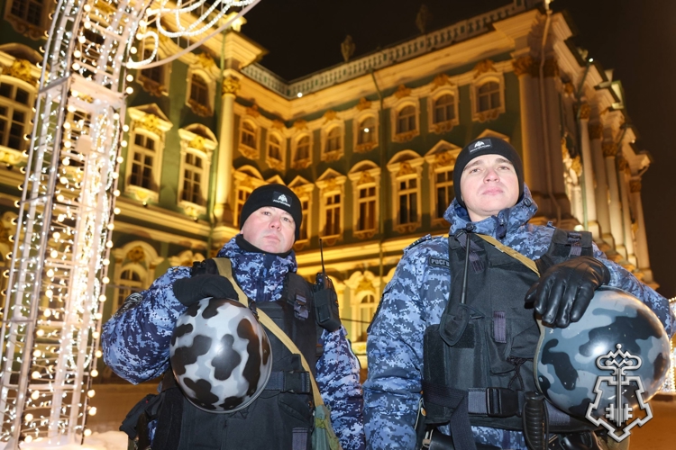 В Санкт-Петербурге на Дворцовой площади и Невском проспекте подразделения росгвардии обеспечили безопасность десятков тысяч жителей и гостей города, отмечающих Новый год.